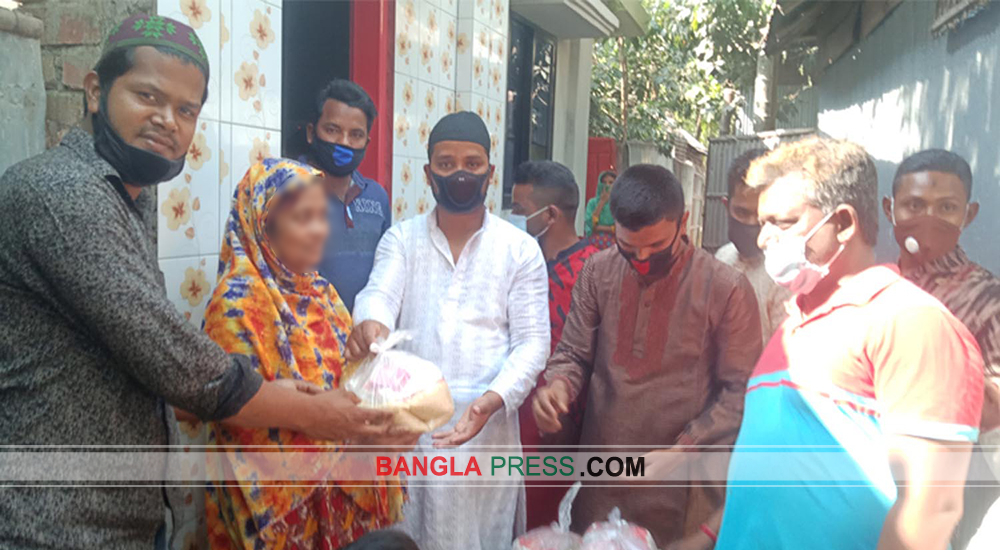 ডোমারে কর্মহীন পরিবারের মাঝে খাদ্যসামগ্রী দিলেন শাহীপাড়ার যুবকরা