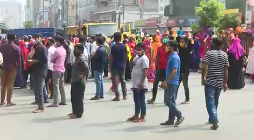বকেয়া বেতনের দাবিতে রাজধানীতে পোশাক শ্রমিকদের বিক্ষোভ
