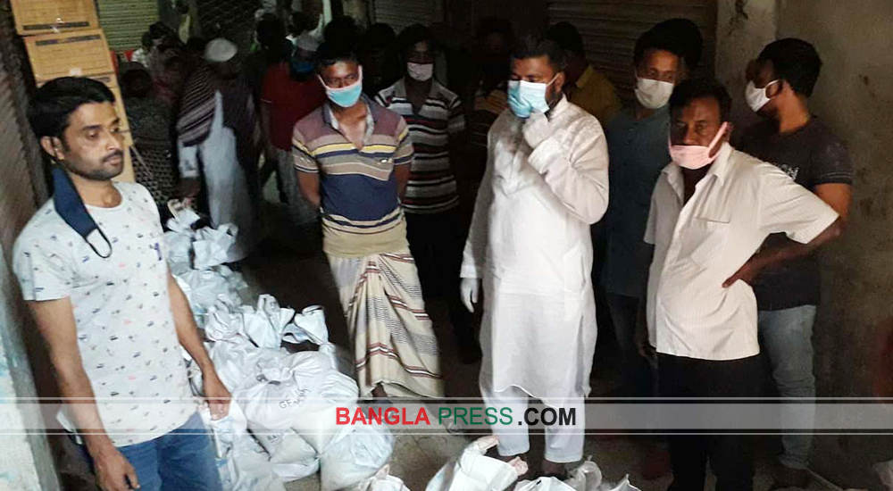 কেন্দ্রীয় যুবলীগের পক্ষে আশুলিয়ায় ইঞ্জি. রবিউল’র ত্রাণ বিতরণ