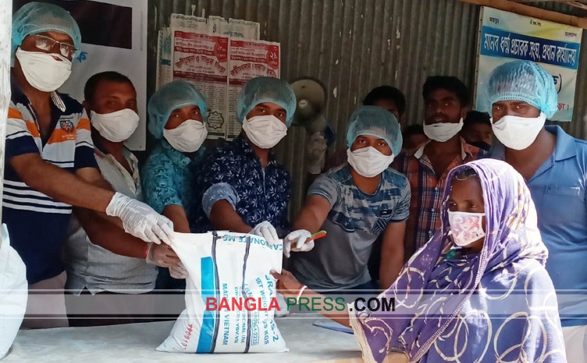 ধুনটে করোনায় কর্মহীনদের পরিবর্তনের উদ্যোগে খাদ্য সহায়তা প্রদান