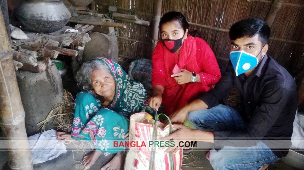 ধুন‌টে করোনায় কর্মহীনদের পাশে ভ্রমণ কন্যারা
