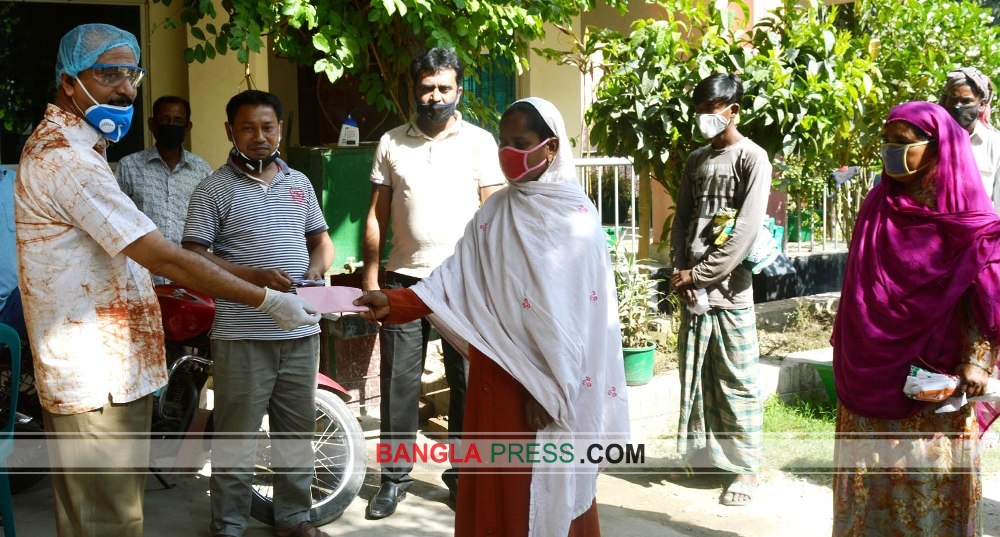 ধুনটে করোনায় কর্মহীনদের পাশে মেয়র