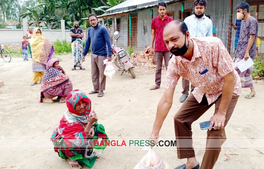 করোনায় অসহায়দের পাশে ধুনট স্টুডেন্ট’স ক্লাব