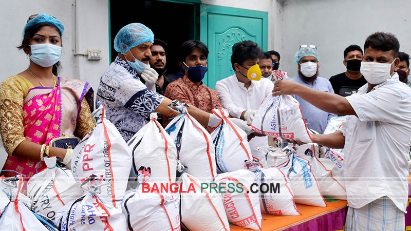 ধুনটে অভুক্ত পরিবারের পাশে ছাত্রলীগ নেতা স্বপন