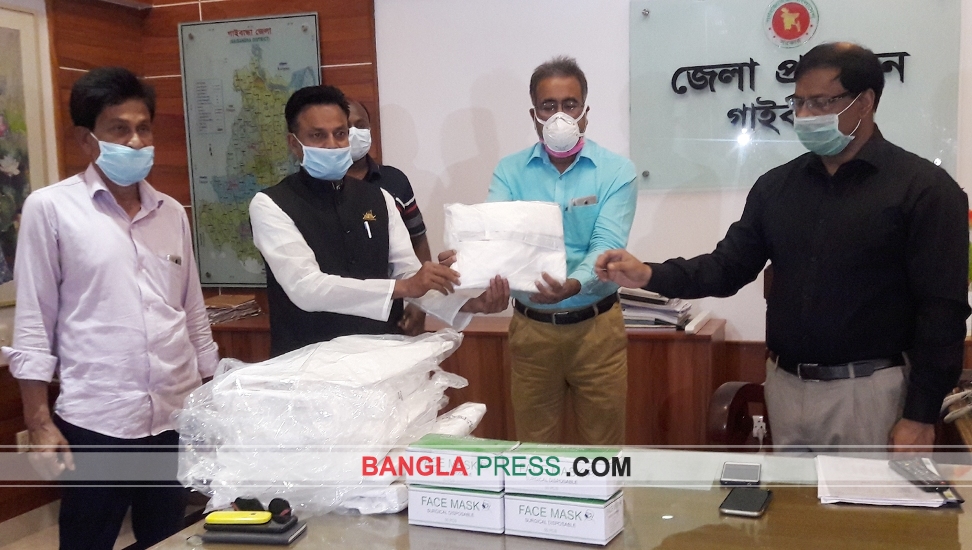 গাইবান্ধায় ৭০০ পিপিই ও ৫ হাজার সার্জিক্যাল মাস্ক বিতরণ