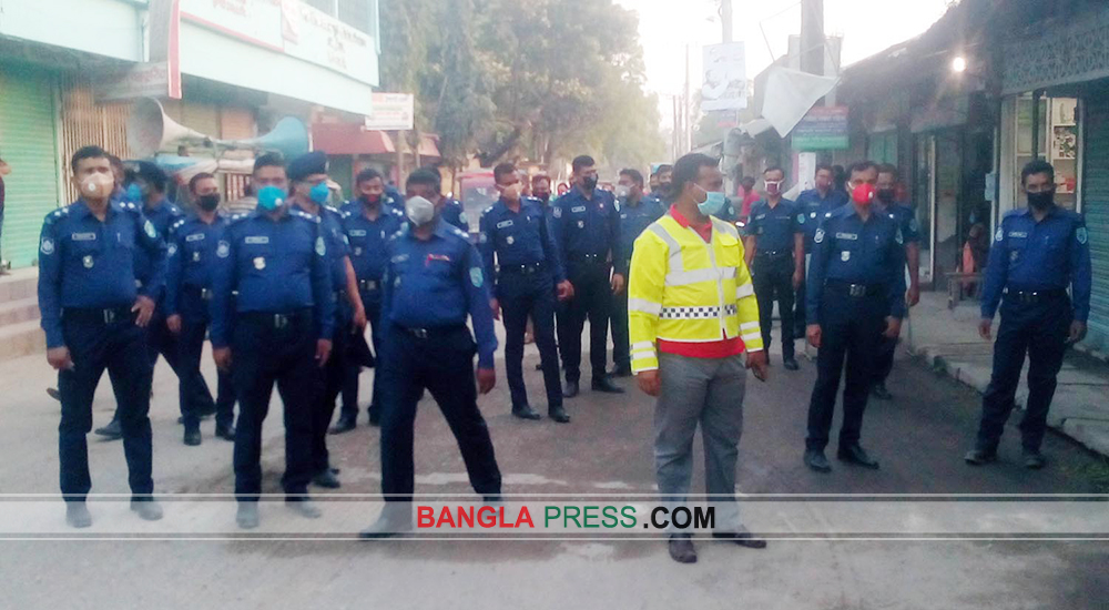 ডোমারে লগডাউট নিশ্চিত করতে পুলিশের বিশেষ অভিযান