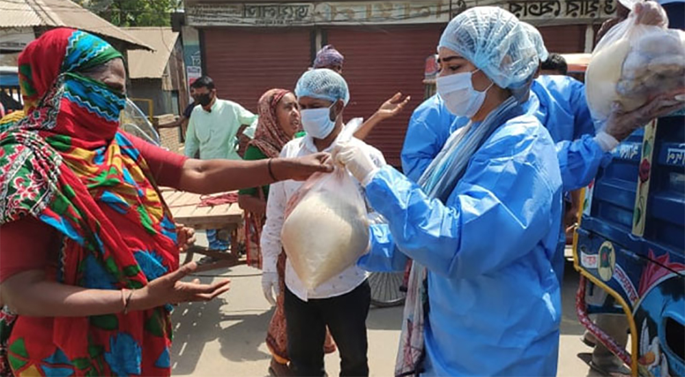 খালেদা জিয়ার নির্দেশে নিপুণ রায় চৌধুরীর খাদ্য সামগ্রী বিতরণ