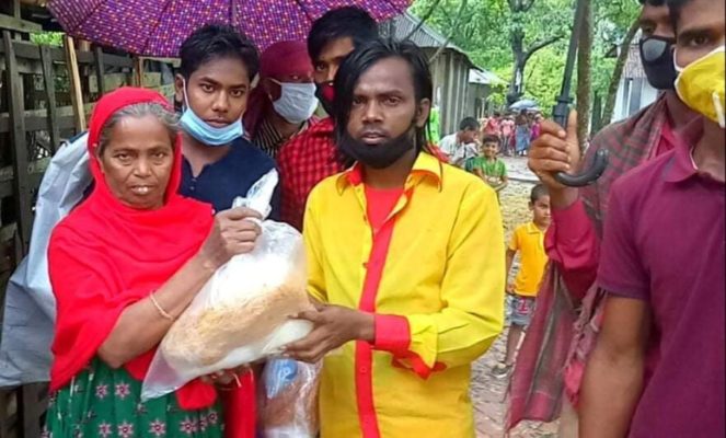 তিন গ্রামে ত্রাণ দিলেন হিরো আলম
