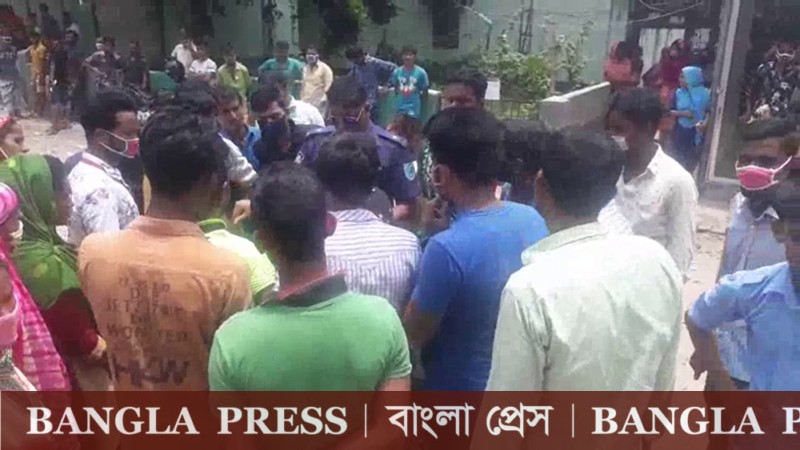 বকেয়া বেতনের দাবীতে গাজীপুরে এলিগ্যান্ট গ্রুপে শ্রমিকদের বিক্ষোভ