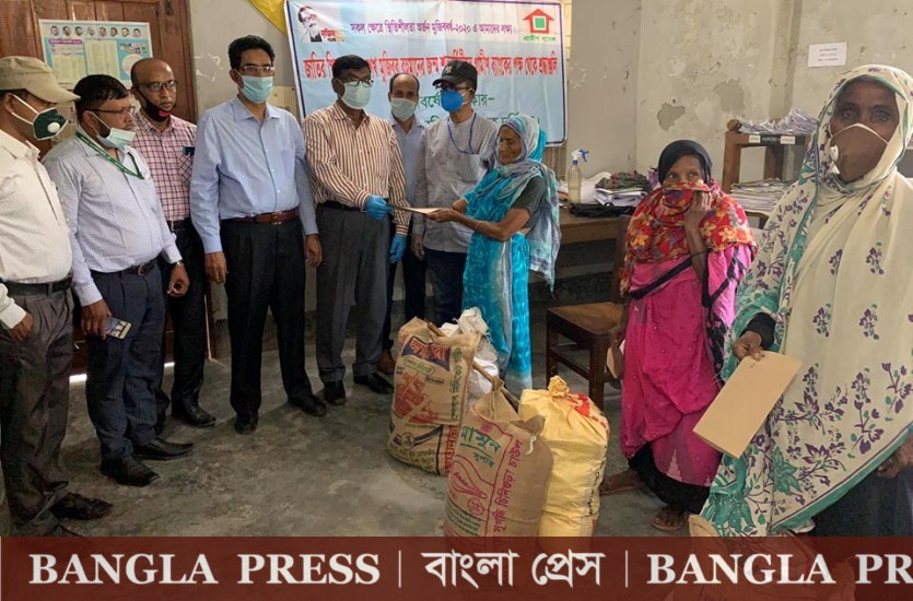বোয়ালমারীতে গ্রামীণ ব্যাংকের খাদ্য সামগ্রী বিতরণ