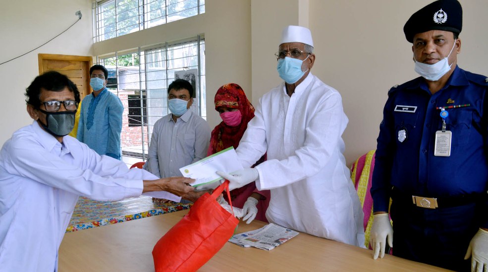 ধুনটে মুক্তিযোদ্ধারা পেলেন এমপি’র ঈদ উপহার