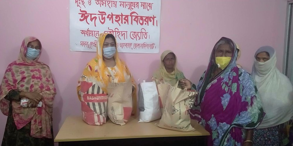 ডোমারে ৫০টি পরিবারের মাঝে ঈদ উপহার তুলে দিলেন জাপা’র নেত্রী তৌহিদা