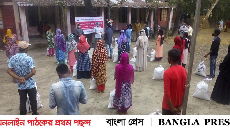 ডোমারে যুব সংগঠেনের ঈদ সামগ্রী বিতরণ