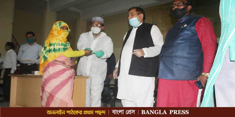তেঁতুলিয়ায় অসহায় ও দু:স্থদের জেলা প্রশাসনের আর্থিক সহায়তা