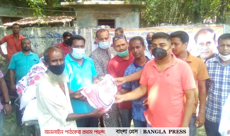বোয়ালমারীতে ৫শ পরিবারকে খাদ্য সহায়তা দিলেন আব্দুর রহমান