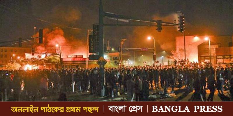 বিক্ষোভের আগুনে জ্বলছে যুক্তরাষ্ট্রের মিনেয়াপোলিস