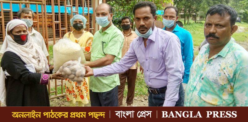 ধুনটে কর্মহীনদের মাঝে খাদ্য সহায়তা বিতরণ