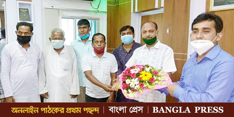 ধুনটে নবাগত ইউএনও’কে মেয়রের ফুলেল শুভেচ্ছা