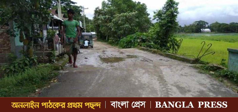 গৌরীপুরে ঝুঁকিপূর্ণ সেতু দিয়ে চলছে যানবাহন