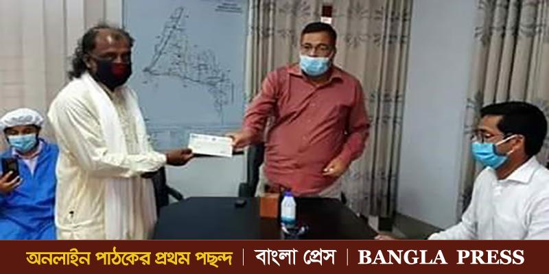 তেঁতুলিয়ায় সাংস্কৃতিক কর্মীদের মাঝে অনুদানের চেক বিতরণ