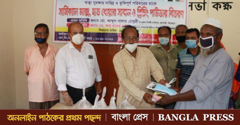 ফুলবাড়ীতে সার্জিক্যাল মাস্ক সাবানসহ ব্লিচিং পাউডার বিতরণ