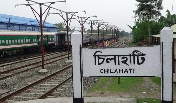 চিলাহাটিতে টিকিট কালোবাজারী প্রতিহত করতে গিয়ে ছাত্রলীগ কর্মীরা লাঞ্ছিত