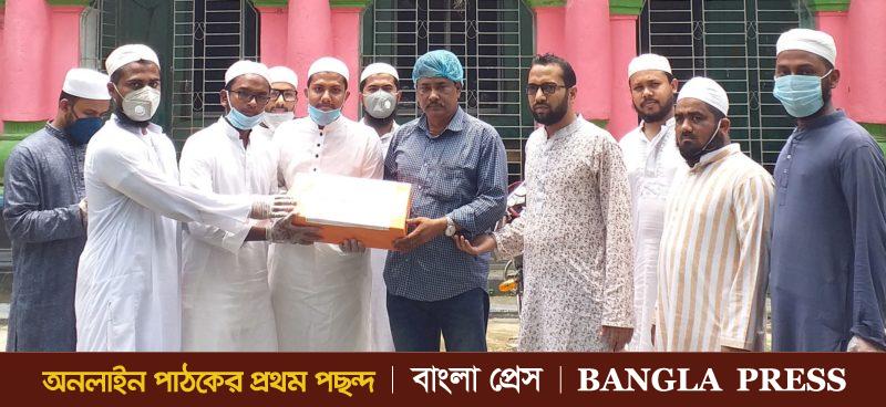 গৌরীপুরে ক্বওমী ত্বলাবা সংগঠনের উদ্যোগে দেড় হাজার মাস্ক বিতরণ
