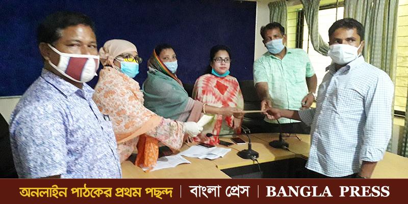 ডোমারে নন এমপিও ভুক্ত শিক্ষকদের মাঝে প্রমোদনা বিল প্রদান