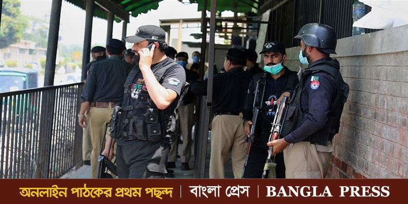পাকিস্তানে ধর্ম অবমাননাকারীকে আদালতেই গুলি করে হত্যা