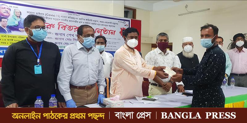 শার্শায় মাদ্রাসার শিক্ষক-কর্মচারীদের মাঝে চেক বিতরণ