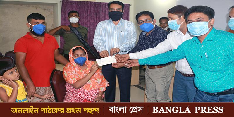 রানা প্লাজা ধসে পঙ্গুত্ববরণকারী রেবেকাকে চেক প্রদান করল ব্র্যাক