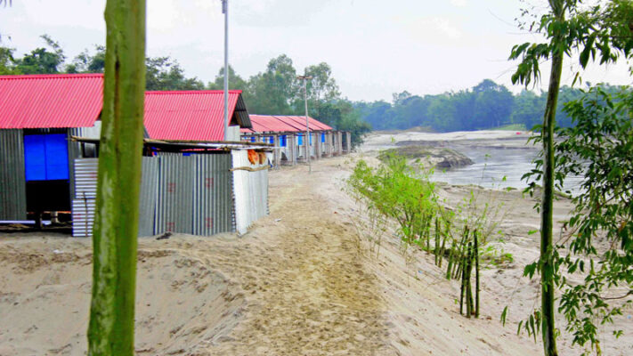 তারাগঞ্জের অপরিকল্পিত গুচ্ছগ্রাম নদীগর্ভে ভেঙ্গে পড়ার আশঙ্কা