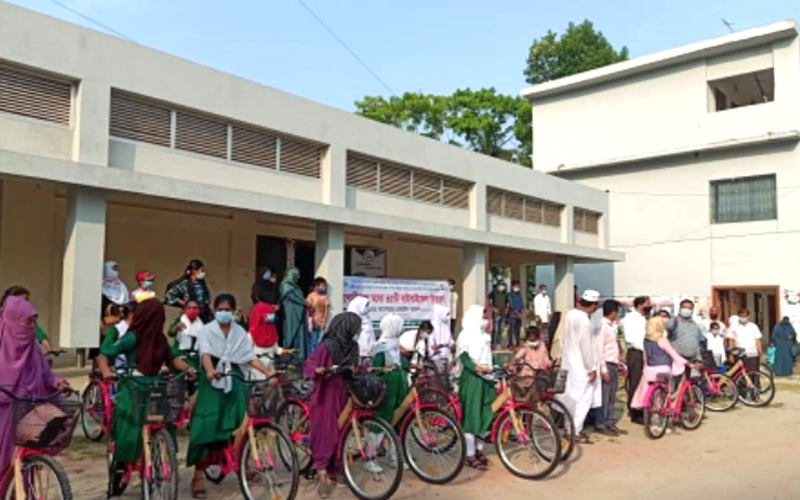 লক্ষ্মীপুরে কিশোর-কিশোরীদের মাঝে বাইসাইকেল বিতরণ