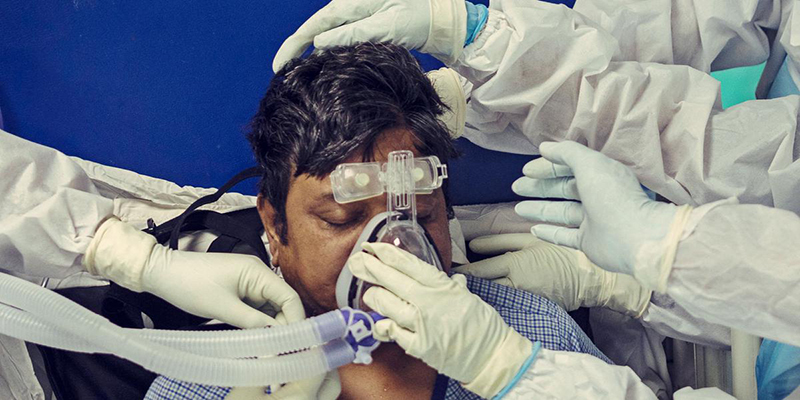 ভারতে ভয়াবহ রূপে করোনা: অক্সিজেনের অভাবে মানুষ দিশেহারা