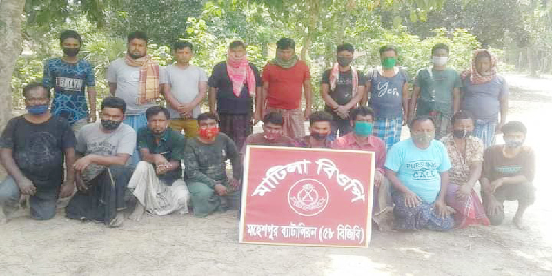 মহেশপুর সীমান্তে অবৈধ ভাবে বাংলাদেশে প্রবেশের দায়ে দালালসহ আটক ২৮
