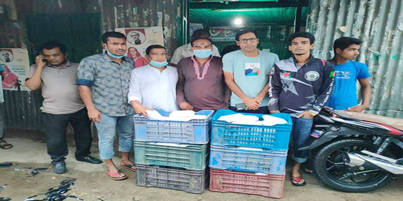 বোয়ালমারী উপজেলা স্বেচ্ছাসেবক লীগের ইফতার বিতরণ
