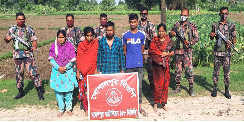 ভারতে প্রবেশের সময় মহেশপুর সীমান্ত থেকে ৯ জন আটক