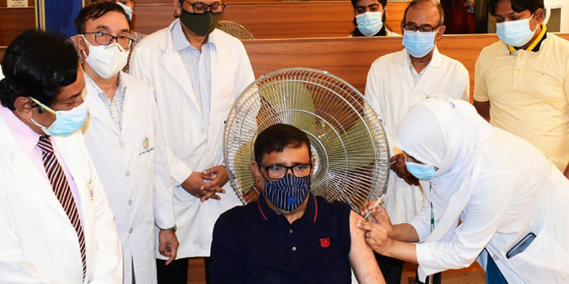 করোনার টিকার দ্বিতীয় ডোজ নিলেন ওবায়দুল কাদের