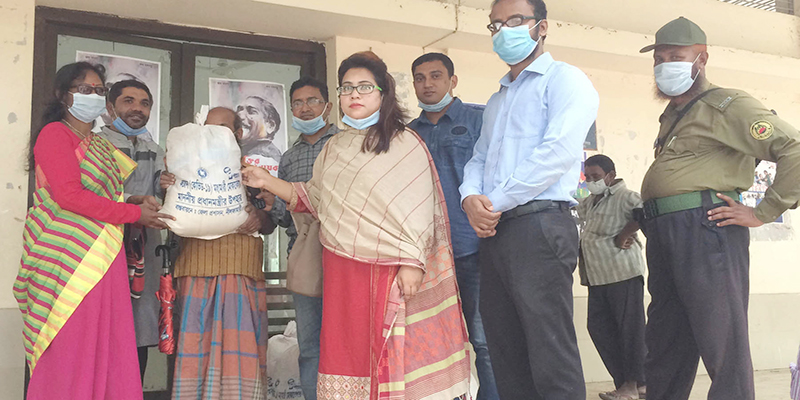 ডোমারে অসহায় দূঃস্থ শিল্পীদের মাঝে খাদ্য সামগ্রী বিতরণ