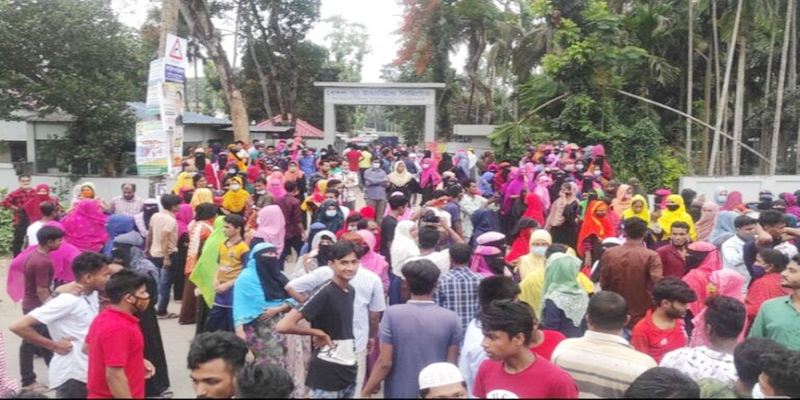 লক্ষ্মীপুরের রায়পুরে বেঙ্গল স্যু’র শ্রমিকদের বিক্ষোভ ও সড়ক অবরোধ