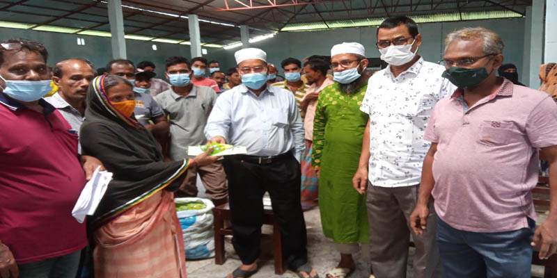 ডোমার পৌরসভায় নগদঅর্থ, মাস্ক ও সাবান বিতরণ