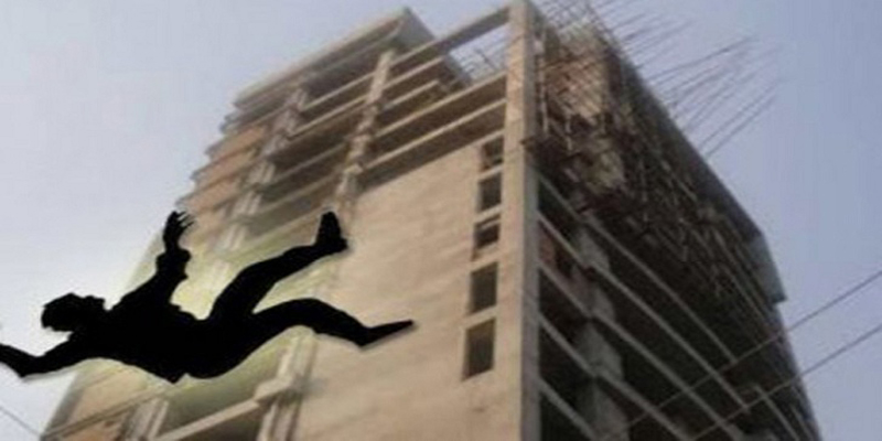 খেলতে গিয়ে ছাদ থেকে পড়ে মৃত্যু শিশুর