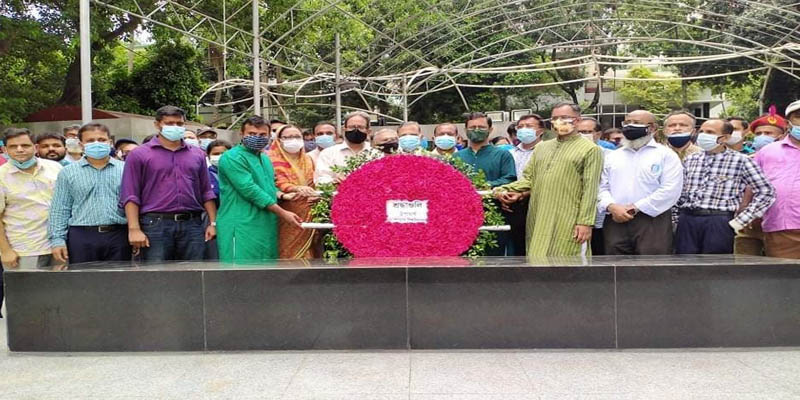 বঙ্গবন্ধুর প্রতিকৃতিতে জবির নতুন উপাচার্যের শ্রদ্ধাঞ্জলি