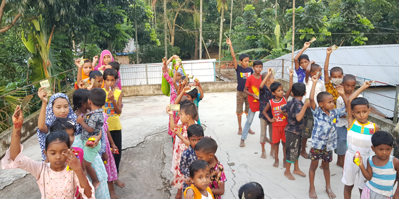 লিটন উদ্দিন এর উদ্যোগে শিশুদের মাঝে চকলেট ও টাকা বিতরণ