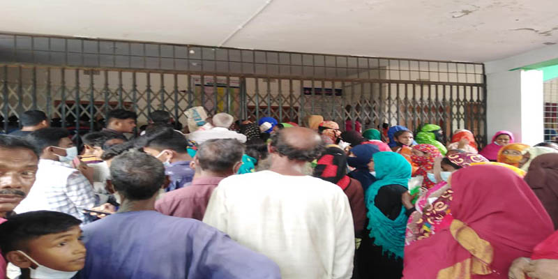 ঝিনাইদহে স্বাস্থ্য বিধি না মেনে ভিজিএফ এর চাল বিতরণ