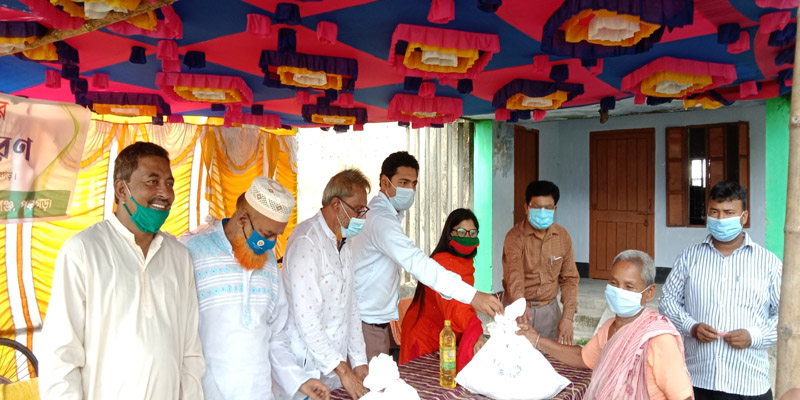 দেবীগঞ্জ পৌরসভার উদ্যোগে ত্রাণ বিতরণ