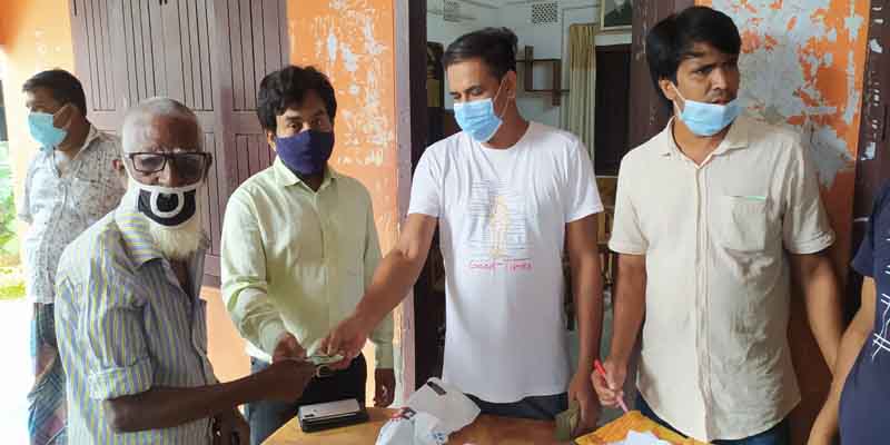 ঠাকুরগাঁওয়ে দুস্থ পরিবারের মাঝে নগদ অর্থ বিতরণ