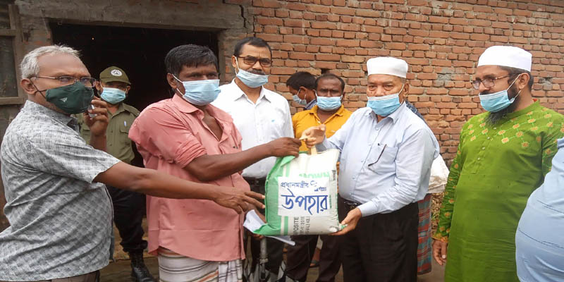 ডোমার পৌরসভায় মাননীয় প্রধান মন্ত্রীর দেয়া ঈদ উপহার বিতরণ