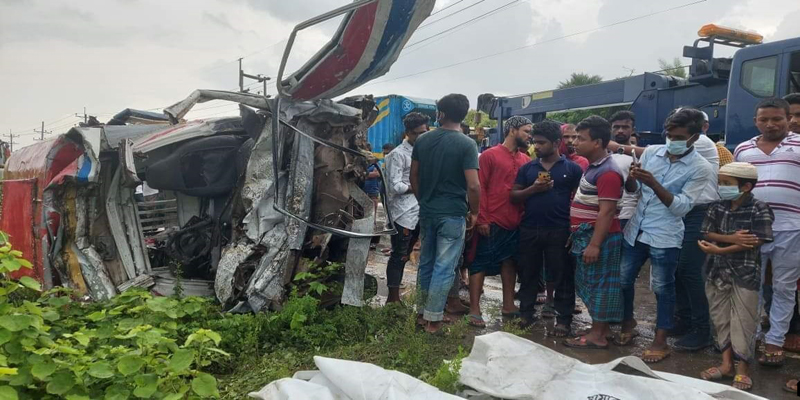নরসিংদীতে কাভার্ডভ্যান-লেগুনা সংঘর্ষে নিহত ৫