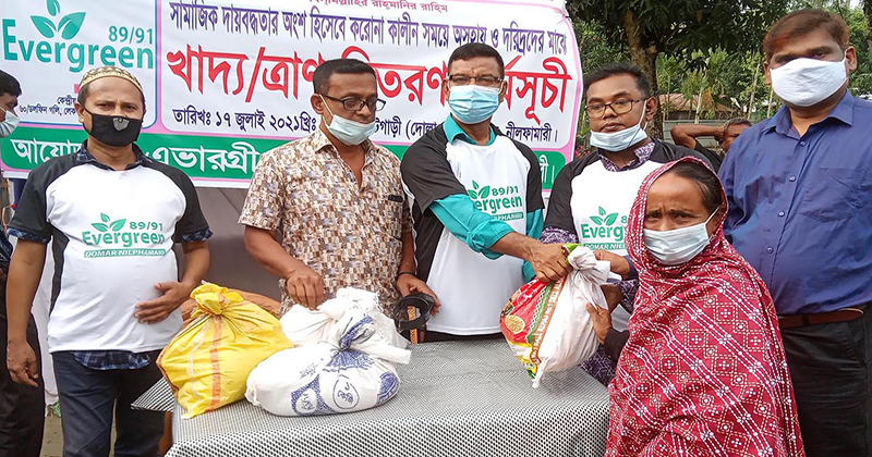 ডোমারে এভারগ্রীণ ৮৯/৯১ ব্যাচের উদ্যোগে খাদ্য সামগ্রী বিতরণ